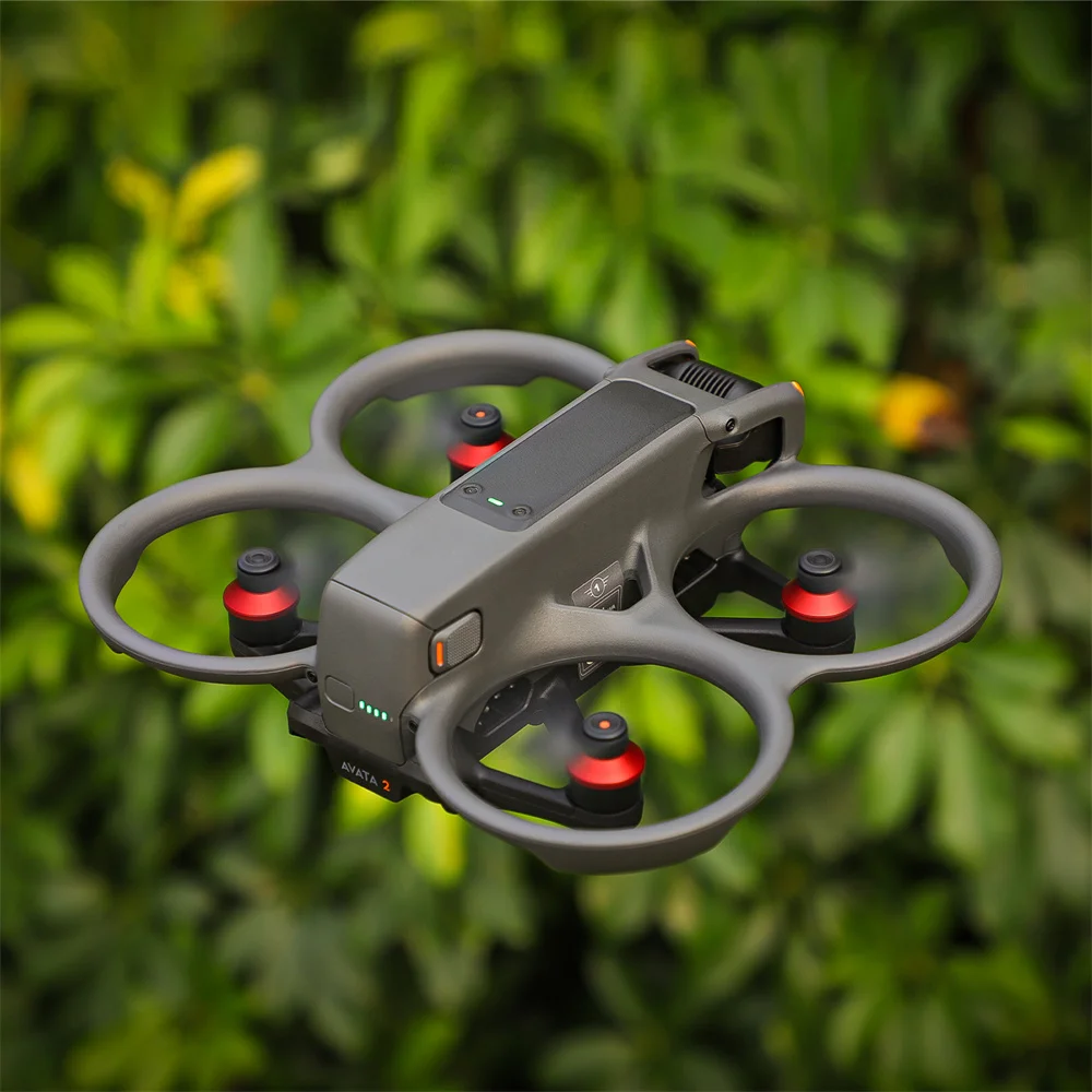 Installation du capot de protection moteur sur DJI Avata 2, avec outil de serrage à côté du drone.