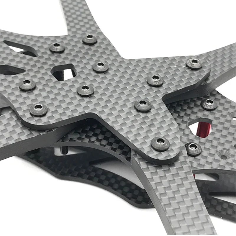 Détail du châssis RC-APEX-5 pour drone FPV 5 pouces, mettant en avant sa construction légère de 138g.