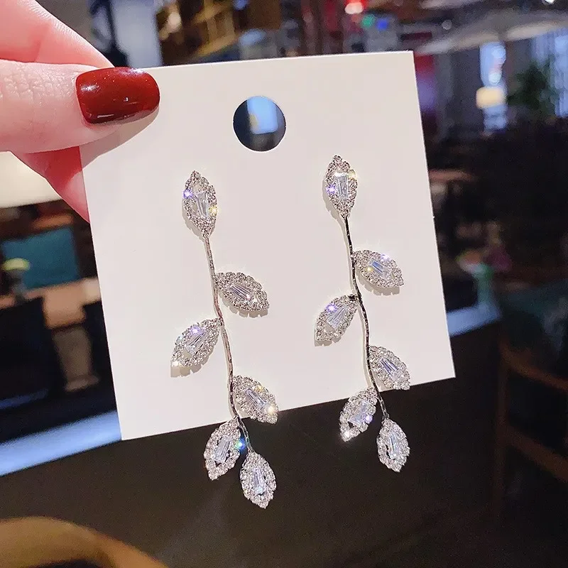 Yeni şık parlak tam Rhinestones yapraklar uzun püskül damla küpe kadınlar için altın gümüş kaplama alaşım düğün parti takı