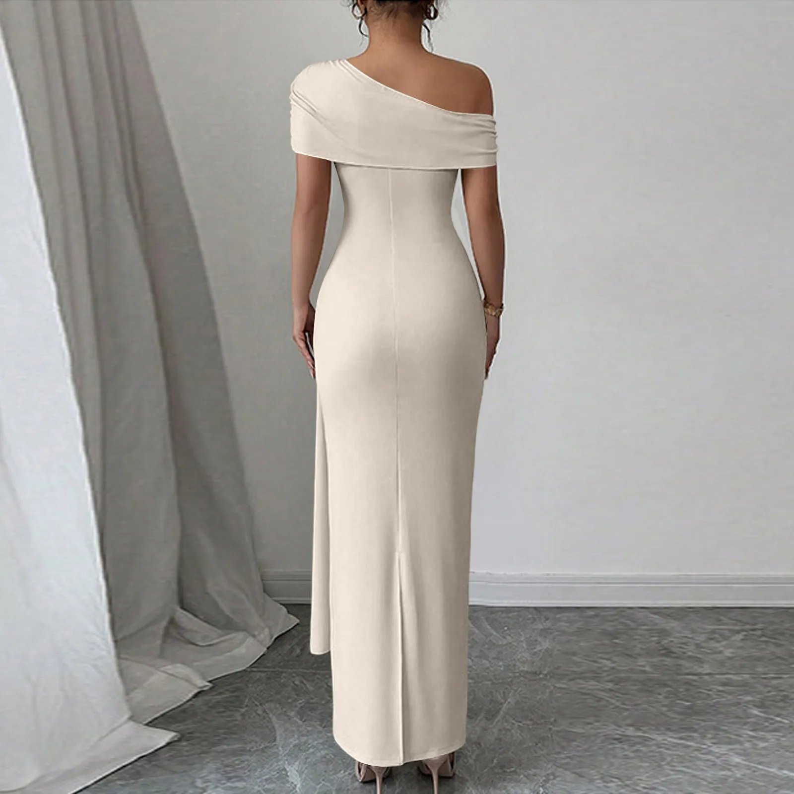فساتين طويلة مثيرة للحفلات للنساء برقبة مائلة بدون أكمام بلون سادة، فستان طويل بطيات بقصة ضيقة، فستان ضيق أنيق