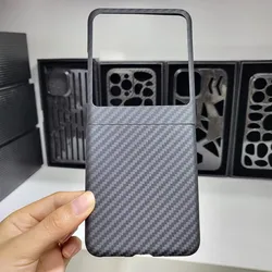 Sleek Ultra - Thin Carbon Fiber Phone Case - Premium Lightweight Anti - Friction Cover for Moto Razr 40UItra (2 1500D)