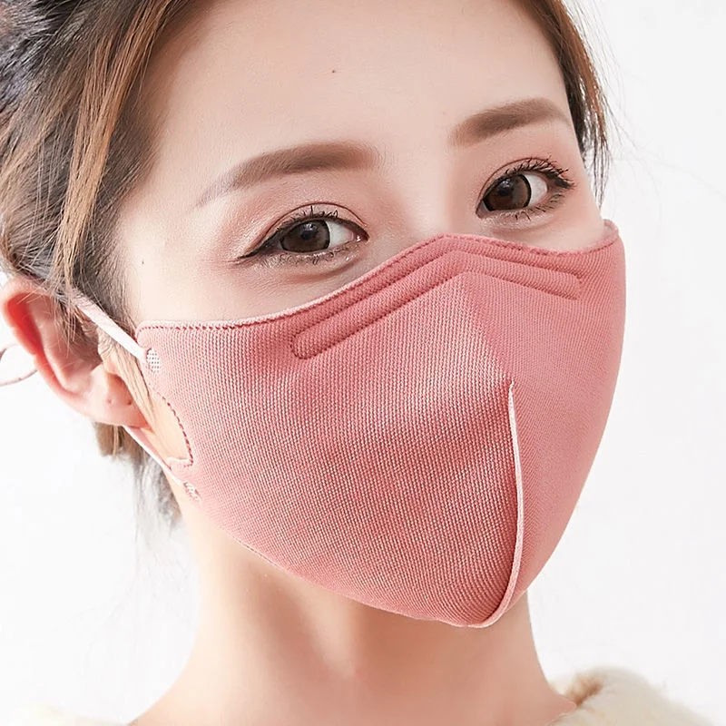Masque réutilisable en tissu 3 couches lavable de couleur noir, présenté avec les attaches élastiques.