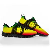 Chaussures de sport de couleur verte, jaune et rouge représentant Bob Marley souriant