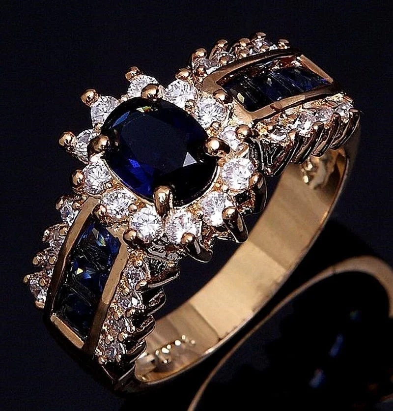 Luxurious Gold Zircon Ring for Men & Women - Image 2