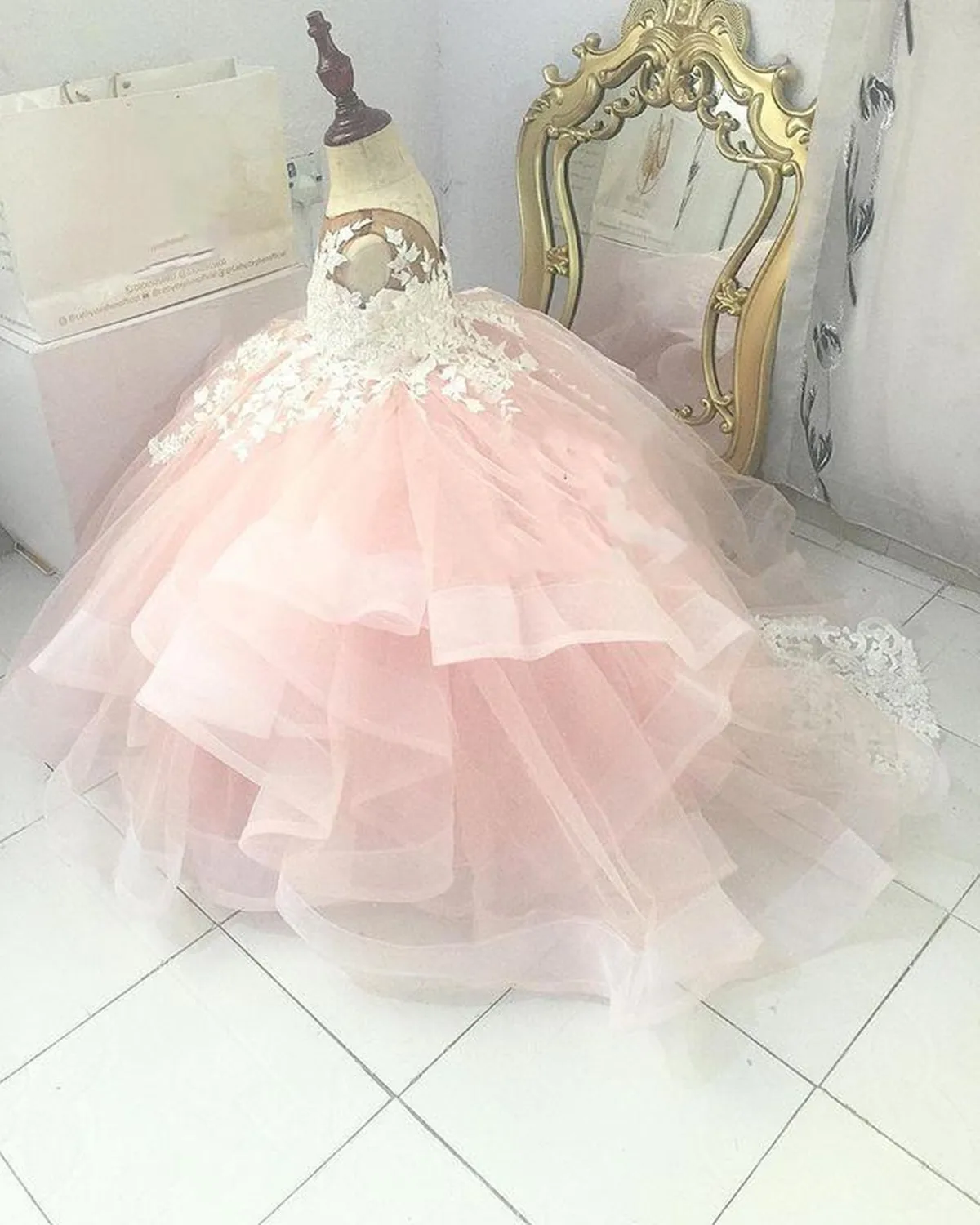 

Lace Flower Girl Dresses Sheer Neck Tiers Ball Gown Little Girl Wedding Dresses Cheap Communion Pageant Dresses Gowns