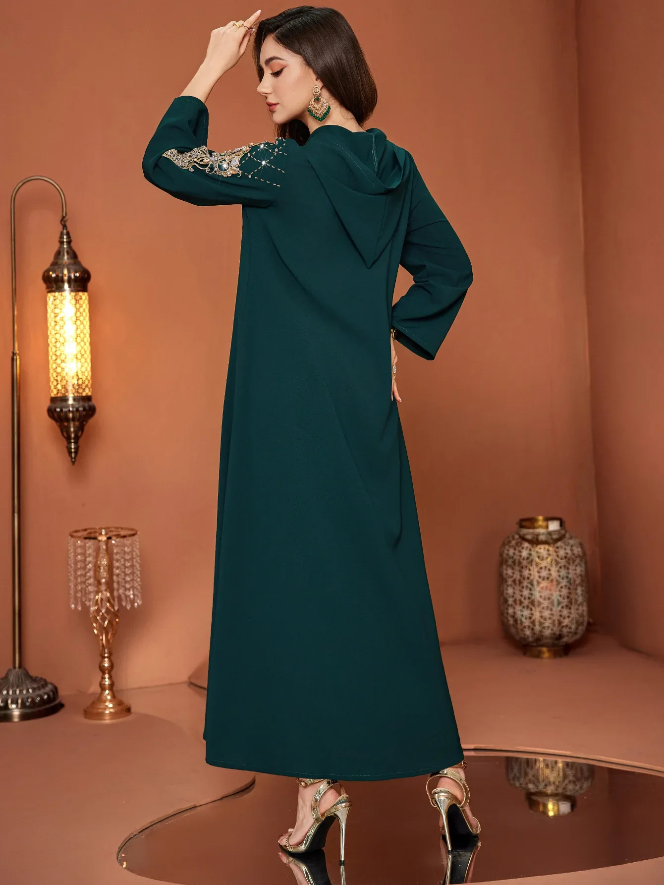 جلابية خضراء داكنة بتطريز ذهبي