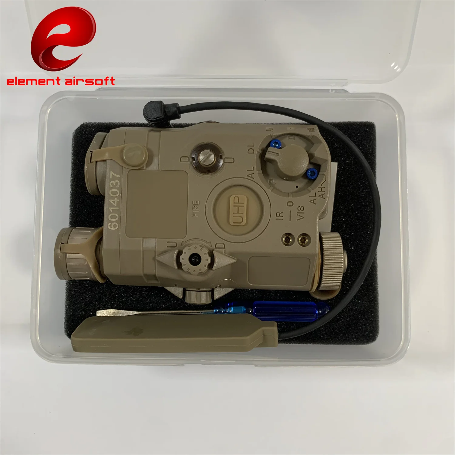 airsoft tüfek rayına takılı PEQ-15 modülü