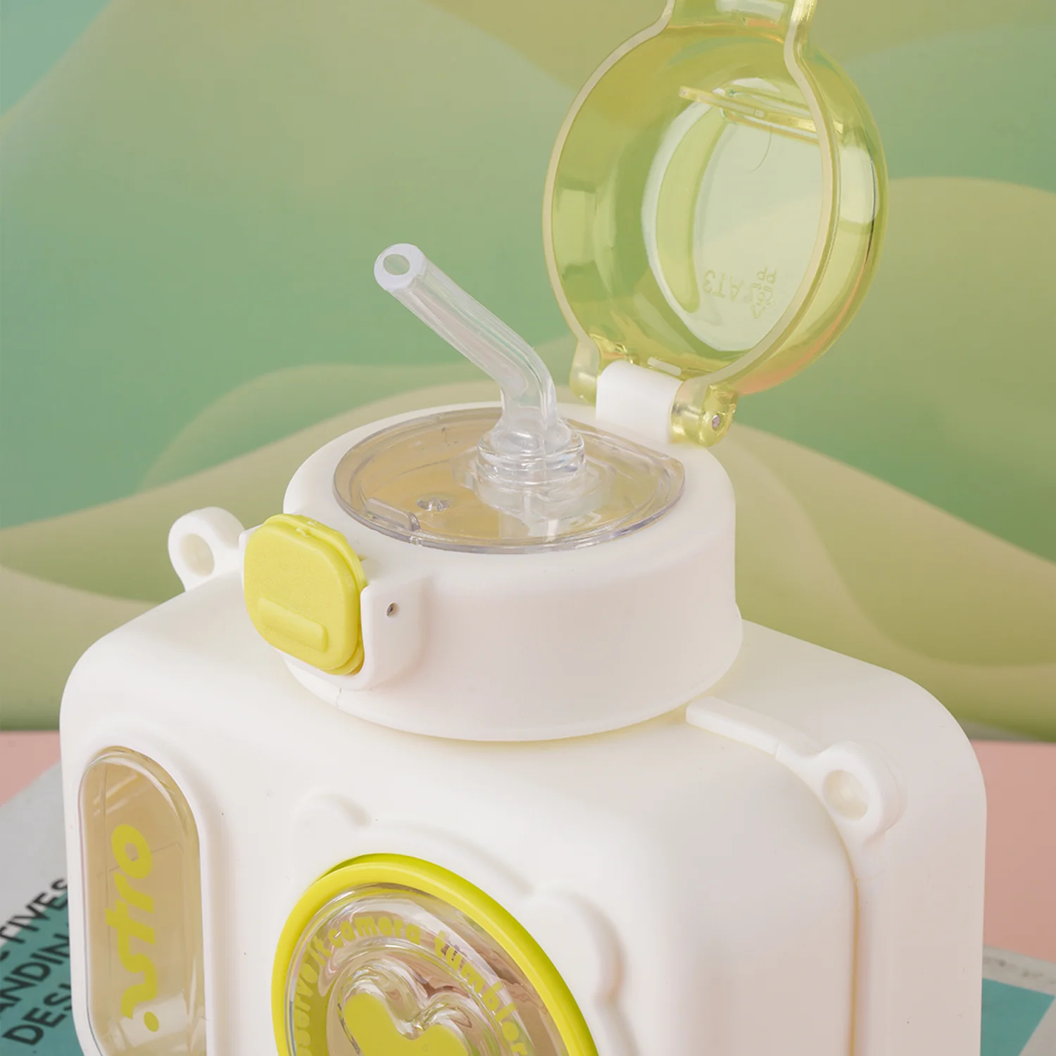 Kids Water Cup Cartoon Camera 580ML Cute Portable Leakproof Sippy Cup with Safety Latch for Kids Gift