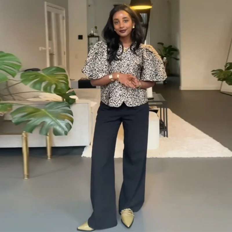 Blusas de manga abullonada con estampado de leopardo para mujer, blusas de verano 2025 con cuello redondo, botones sueltos, tops cortos que combinan con todo, ropa de calle de moda para mujer