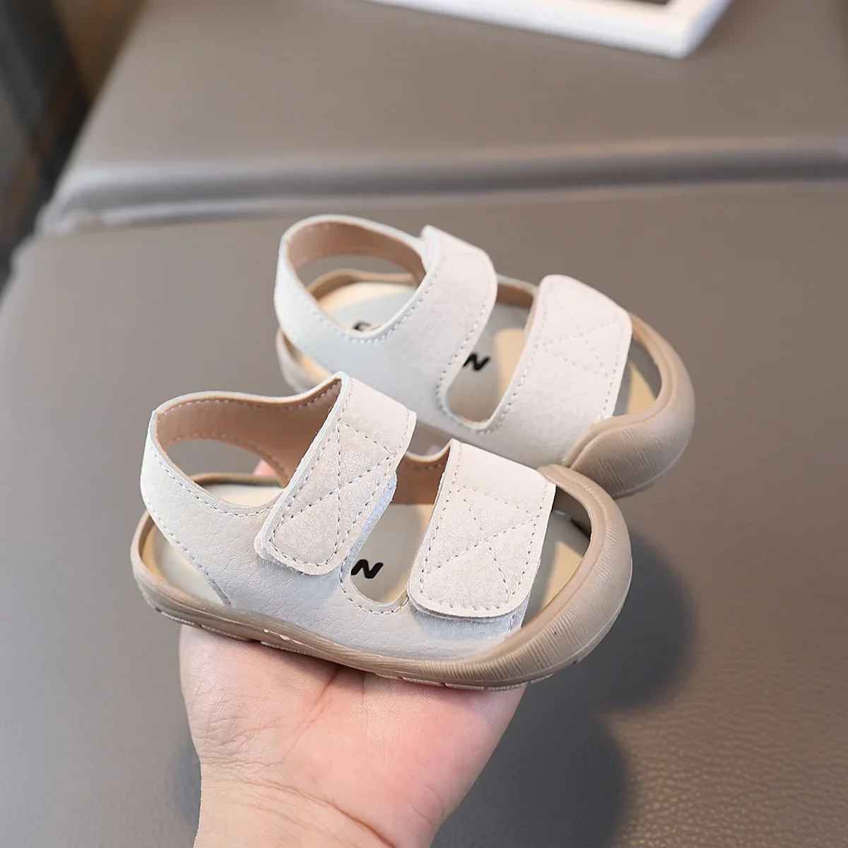 1-3 년 작은 소년 샌들 2025 여름 어린이 Outwear 비치 신발 소년 발가락 보호를위한 어린이 샌들  샌들