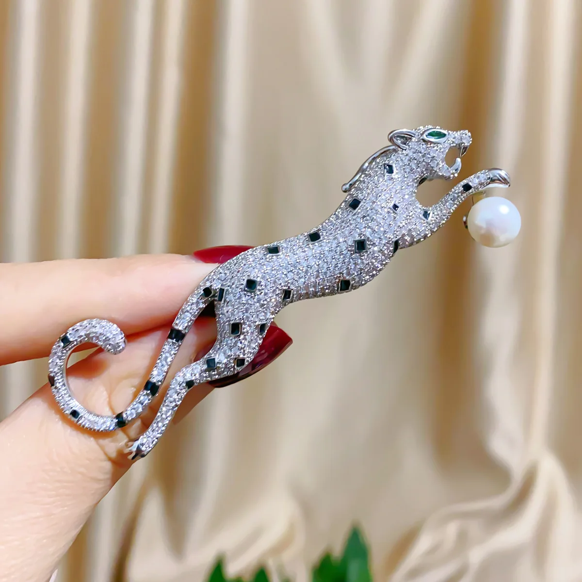 

New Luxury Zircon Animal Leopard Brooch for Men Delicate Freshwater Pearl Coat Sweater Accessories Pins Corsage Fashion Jewelry