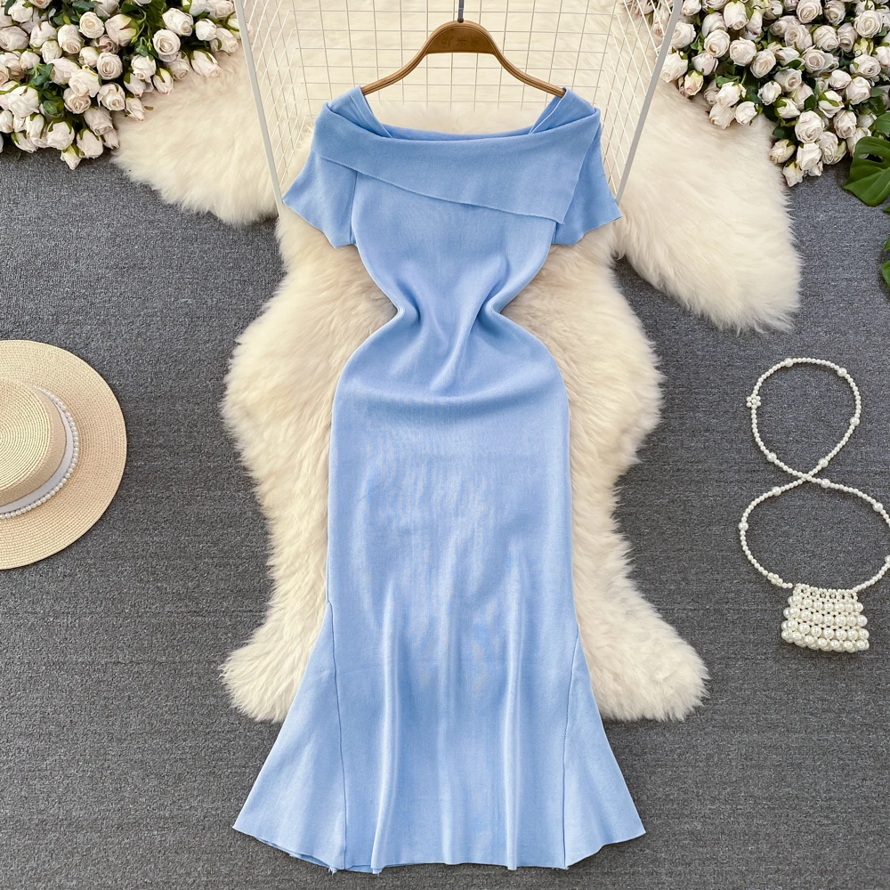 

Платье летнее трикотажное средней длины с открытыми плечами, окантовкой листьями лотоса