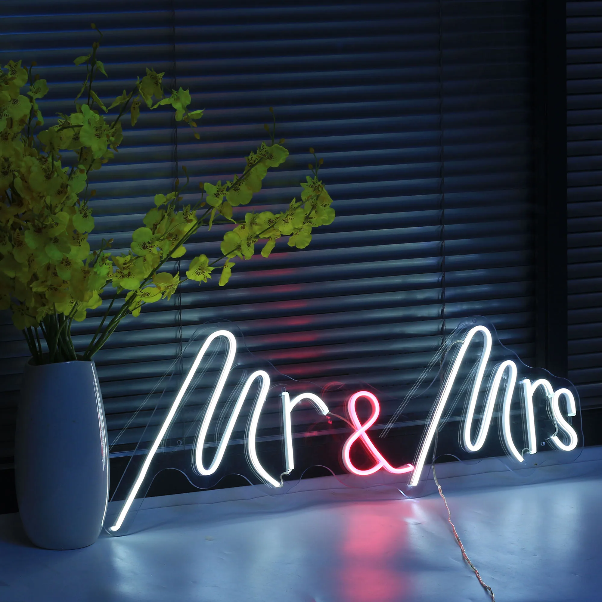 

Custom LED Neon Light Sign Mr&Mrs Neon Wall Lights for Room Holiday Party Valentine's Day Marriage Proposal Ceremony Decor