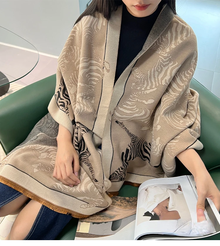 Рисунок 6 - Дизайнерская брендовая шаль с принтом зебры