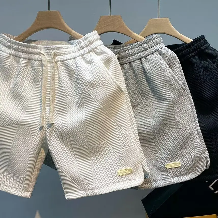 The new casual printed jacquard shorts are fashionable and trendy, very suitable for men to wear and comfortable to wear. 5