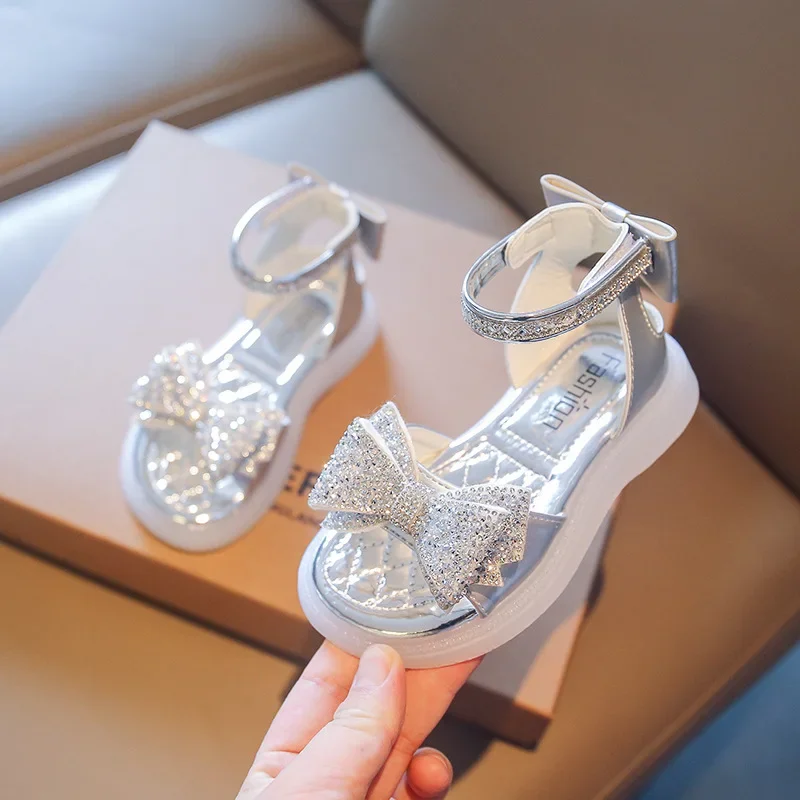 

Kids Sandals with Shiny Crystal 2024 Summer New Fashion Roman Shoes with Back Knot Girls' Soft Korean Beach Shoes for Vacation