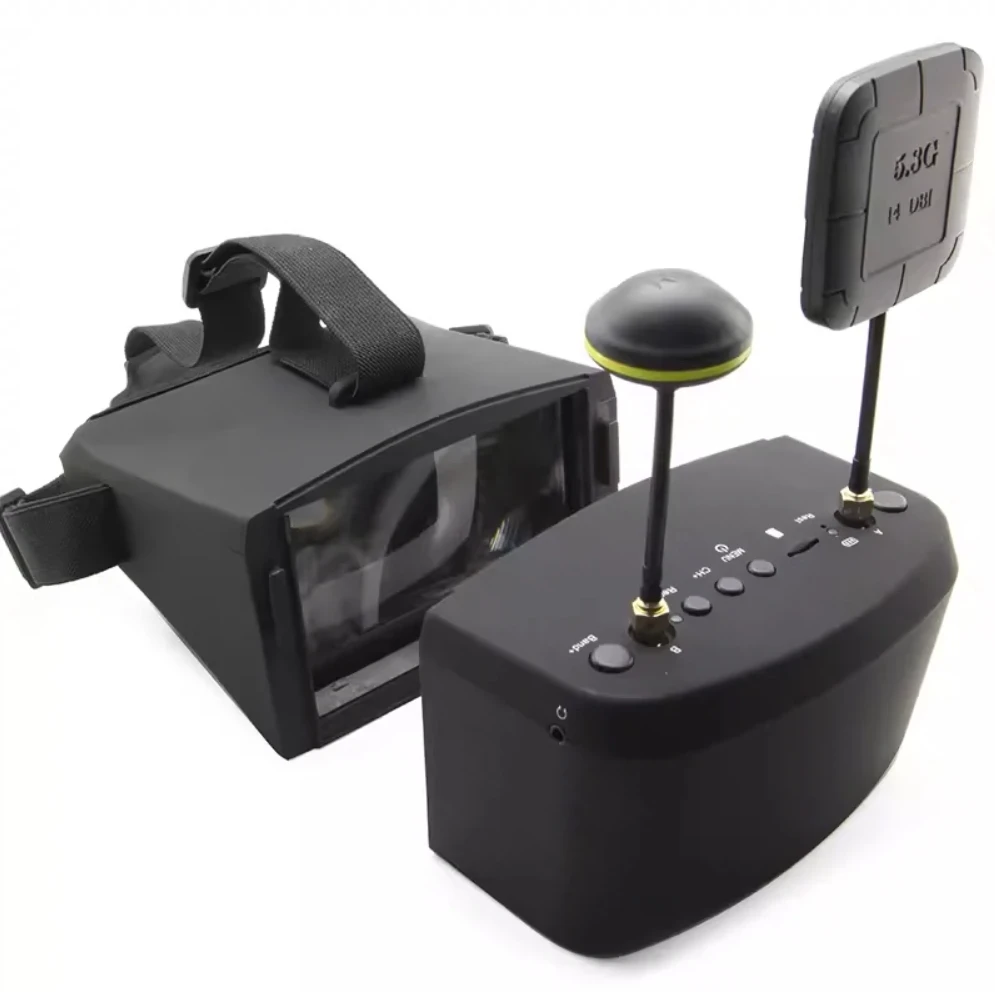 Utilisateur portant les lunettes FPV Lantian LS800D avec DVR intégré et récepteur Diversity 5.8G.