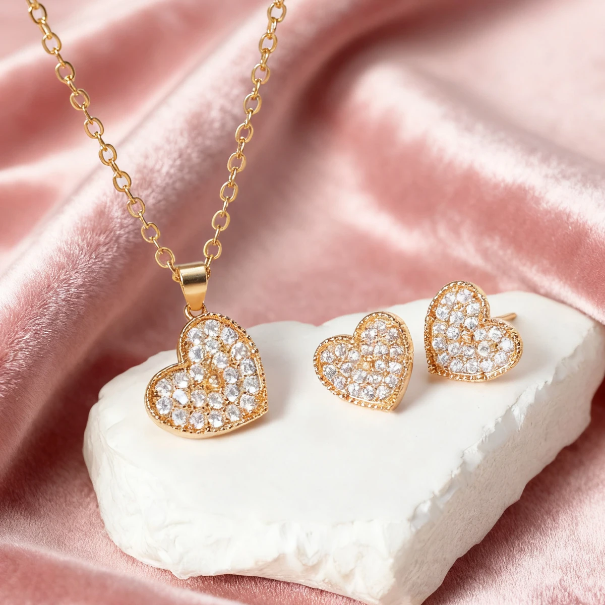 Gold Heart-Shaped Copper Inlaid Zircon Women's Jewelry Set Necklace and Earrings Women's Accessories Simple and Fashionable Suitable for Daily Wear Dating Parties etc. Gift for Girlfriend Birthday Gift Christmas Gift