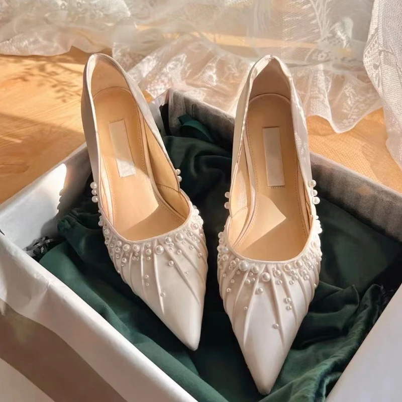 

Spring and Autumn New Pointed Shallow Mouth High Heels Women's White Pleated Pearl Bridesmaid Bridesmaid Wedding Shoes