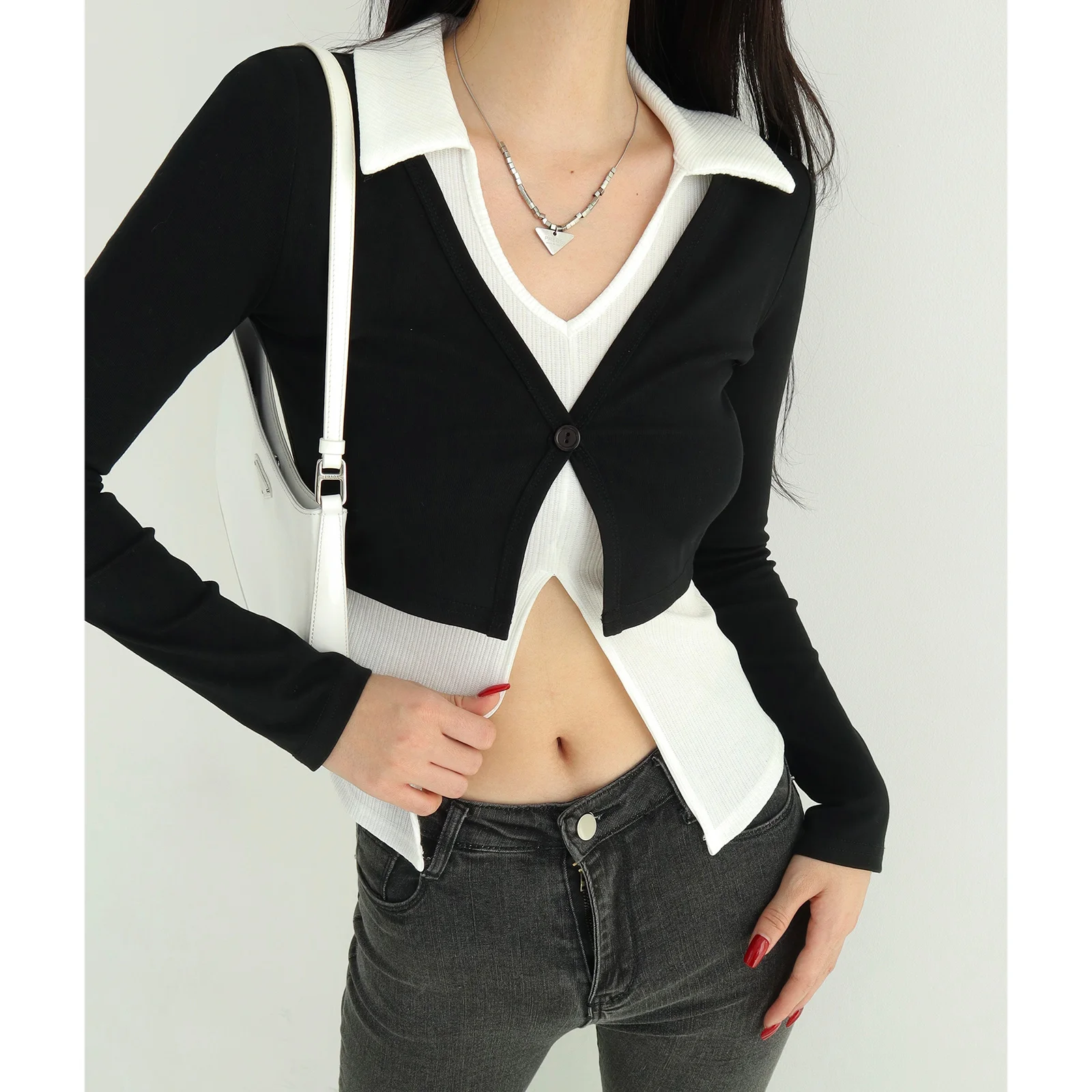 

College style black white color contrast sexy V-neck long sleeved T-shirt women slim look lapel fake two piece top K020