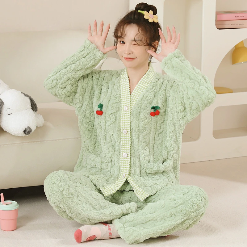 Autumn and winter new evening dress warm V-neck cardigan cut flannel plush 280k thick pajamas women coral velvet home suit