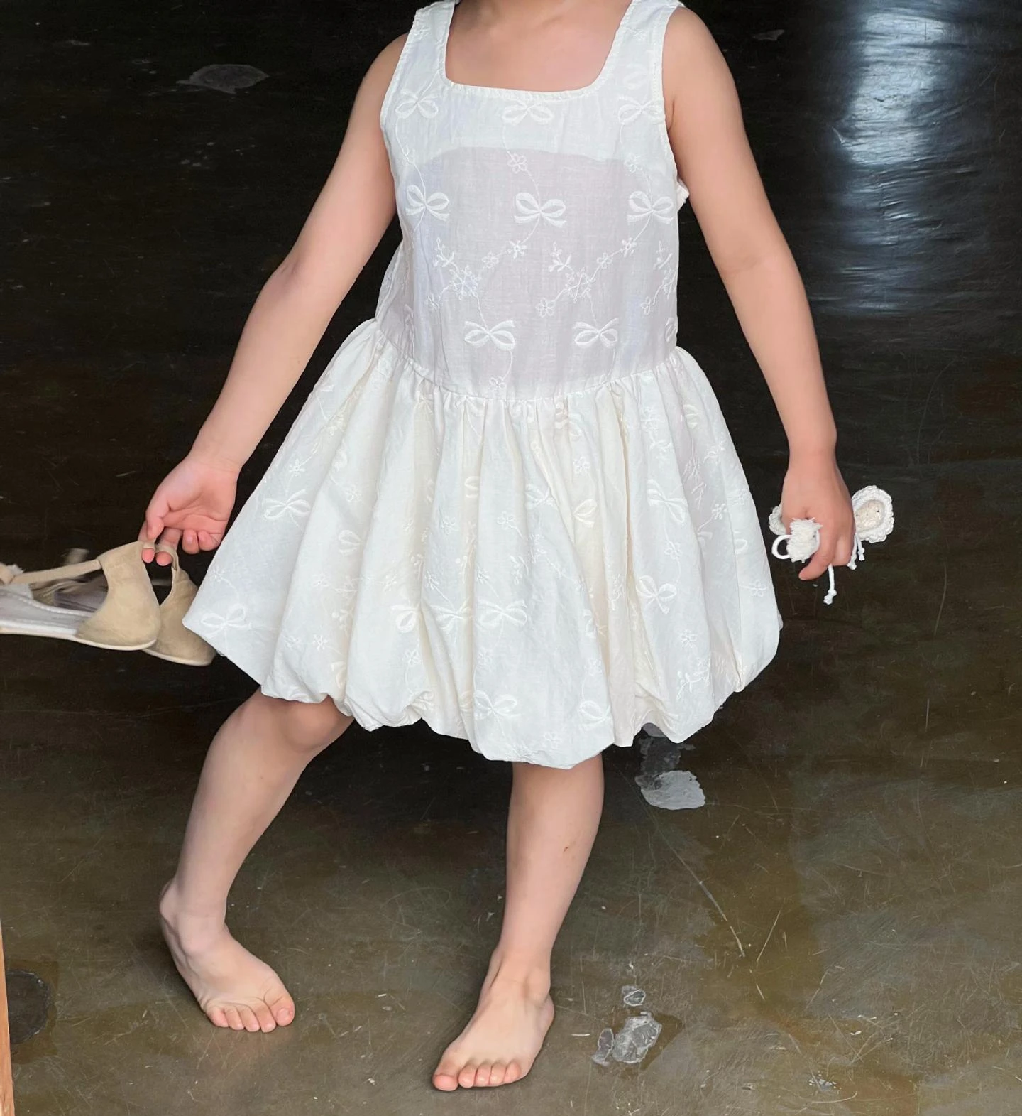 

Girls Casual Dresses Korean Childrens Clothing Summer New Solid Color Embroidery Flower Edge Flower Bud Vest Skirt 2024