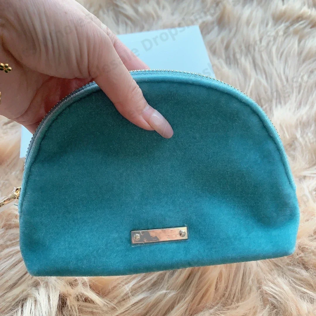 

Небесно-голубая бархатная косметичка в виде ракушки 15 см * 12 см