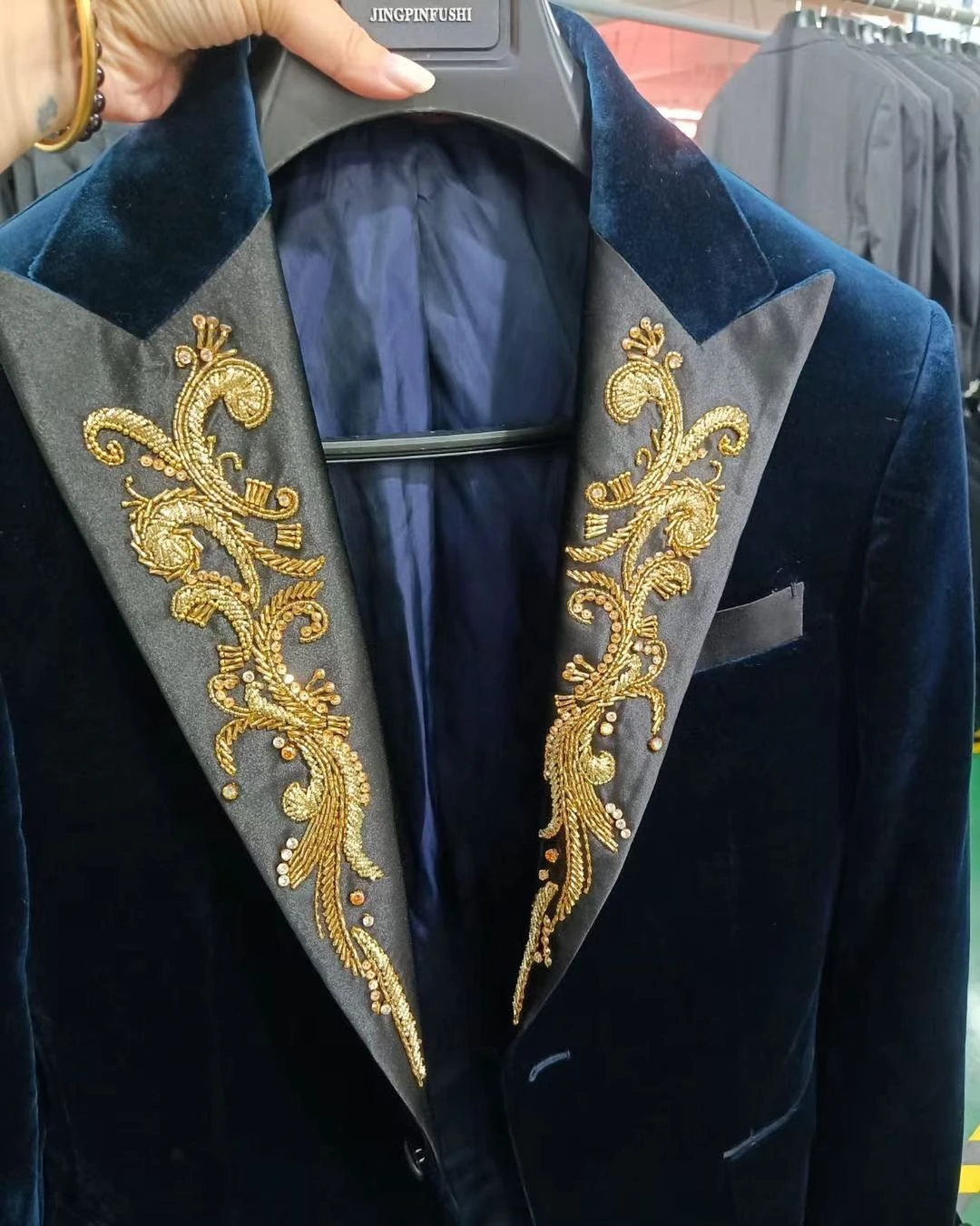 Autumn Luxury Men's Wedding Blazer Appliques Peak Lapel Groom Wear Velvet Tuxedos For Prom Evening Party Made Only Coat
