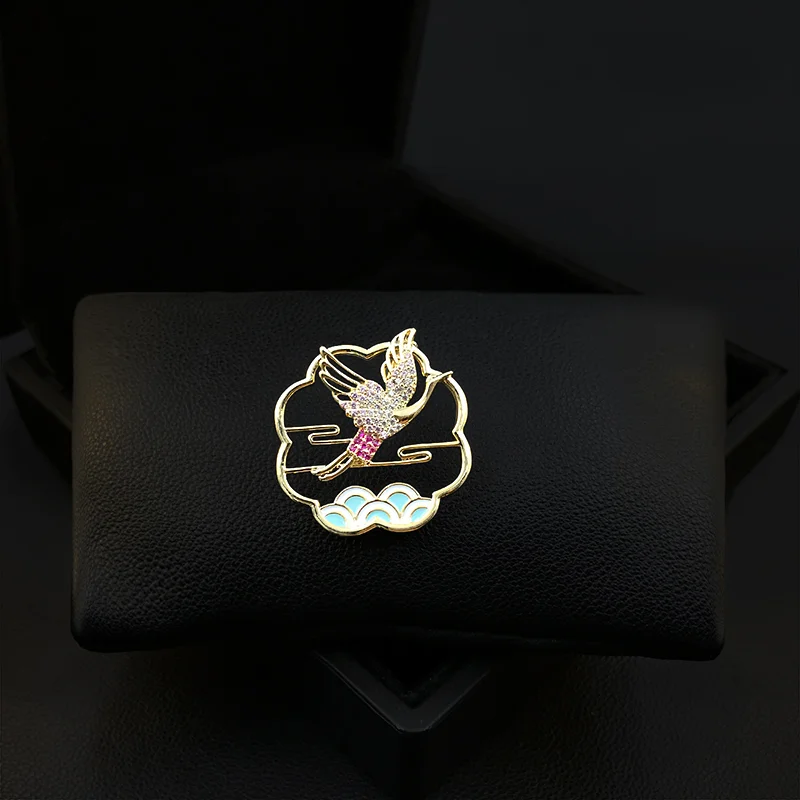 

Crane Flying in the Cloud Suit Brooch Women's Vintage Neckline Pin Clothes Accessories Luxury Elegant Corsage Jewelry Gifts 5239
