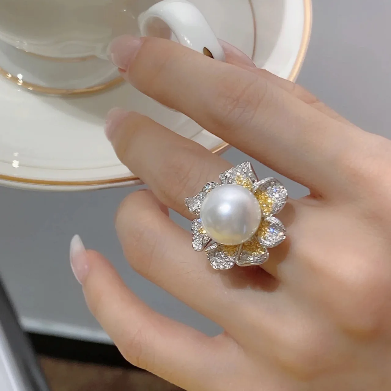 New Bright Luxurious Floral White Pearl Ring Women's Zircon