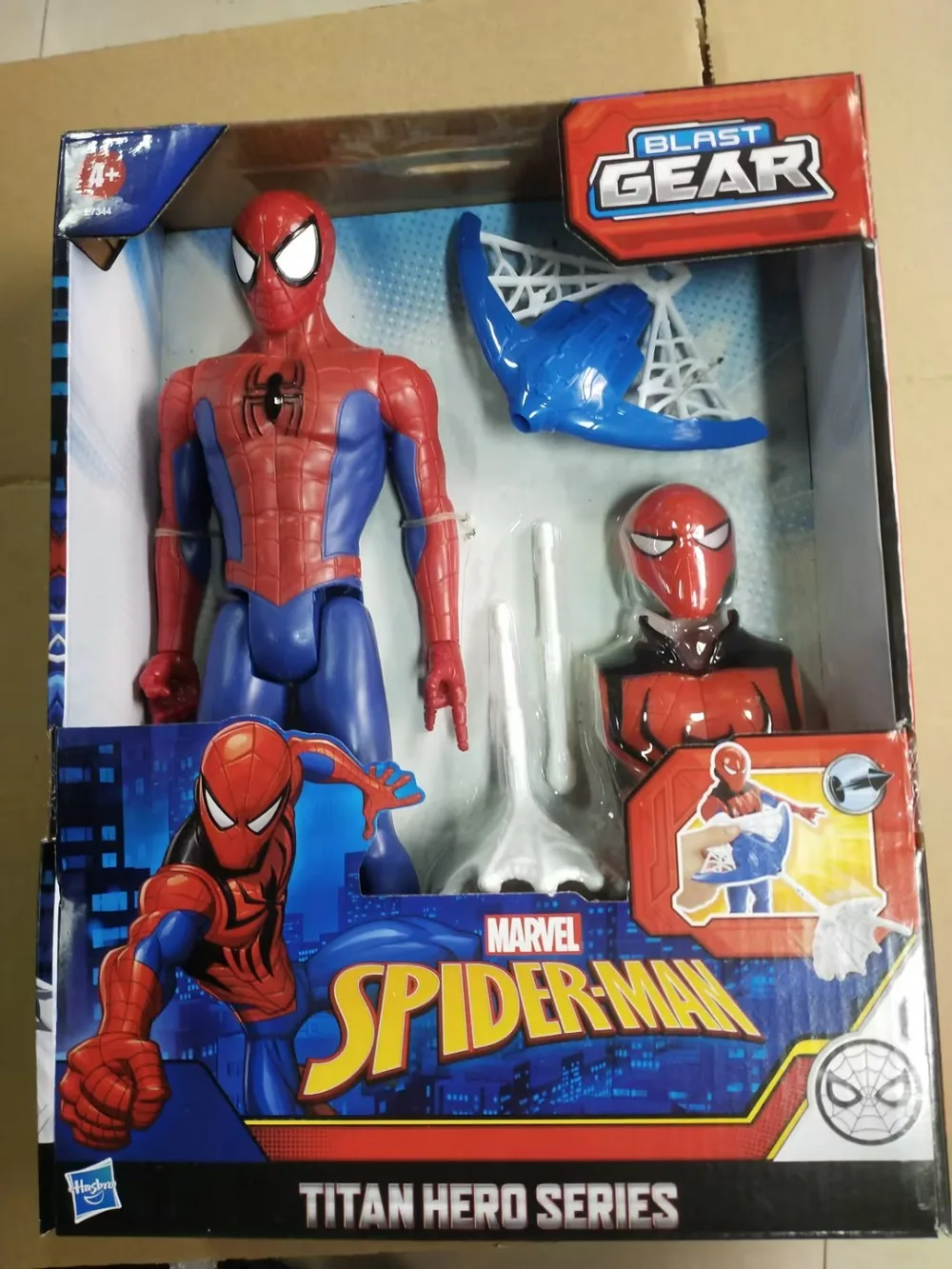 Hasbro Spider-Man Marvel Titan Hero Series Blast Gear figurine jouet avec Blaster 2 projetiles et 3 accessoires d'armure E7344
