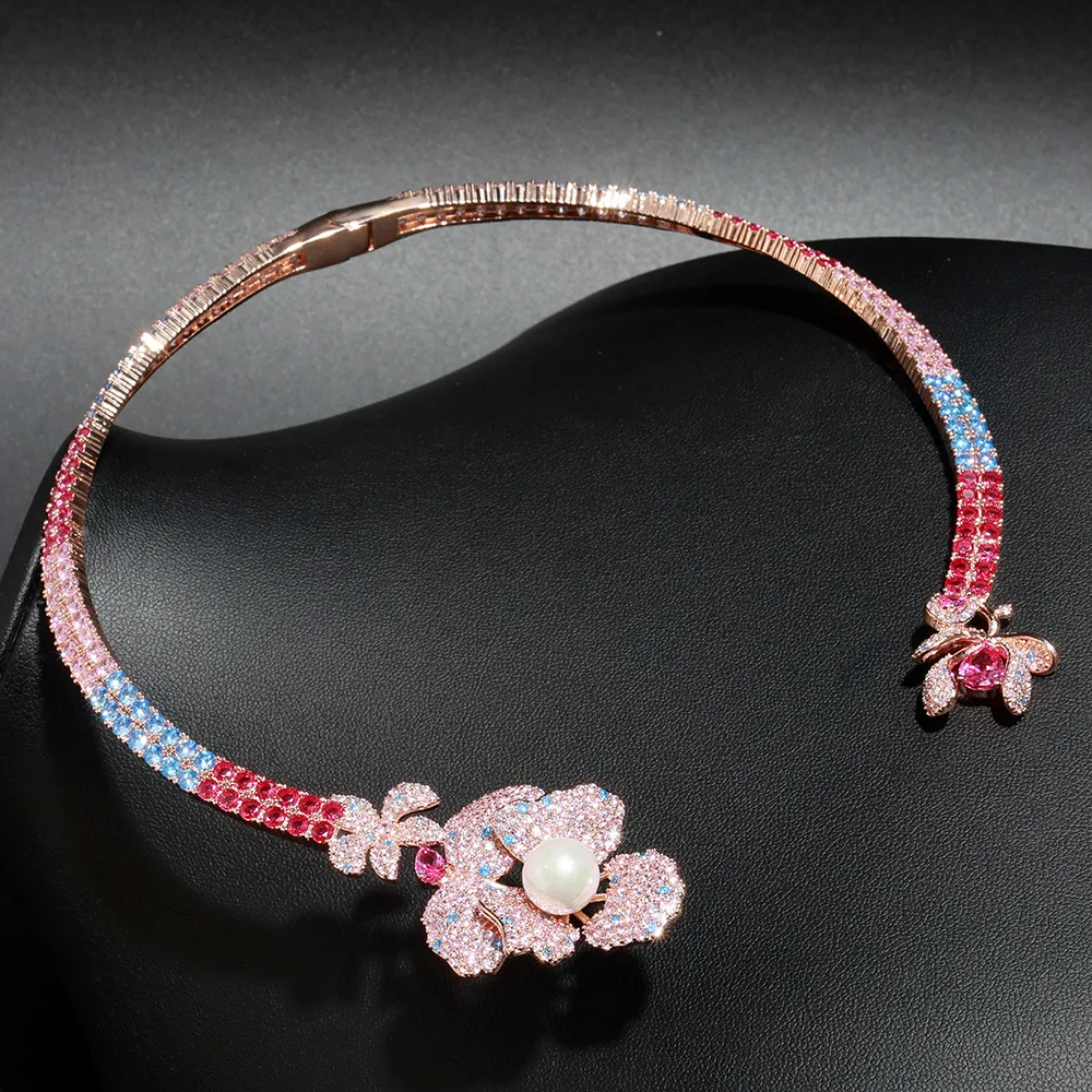 طقم مجوهرات فاخر بتصميم زهرة وردية مرصعة