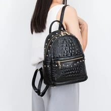 

2022 New Crocodile Pattern Top Layer Cowhide Backpack Rivet Backpack Korean Fashion Trendy Leather Women's Bag School Backpack