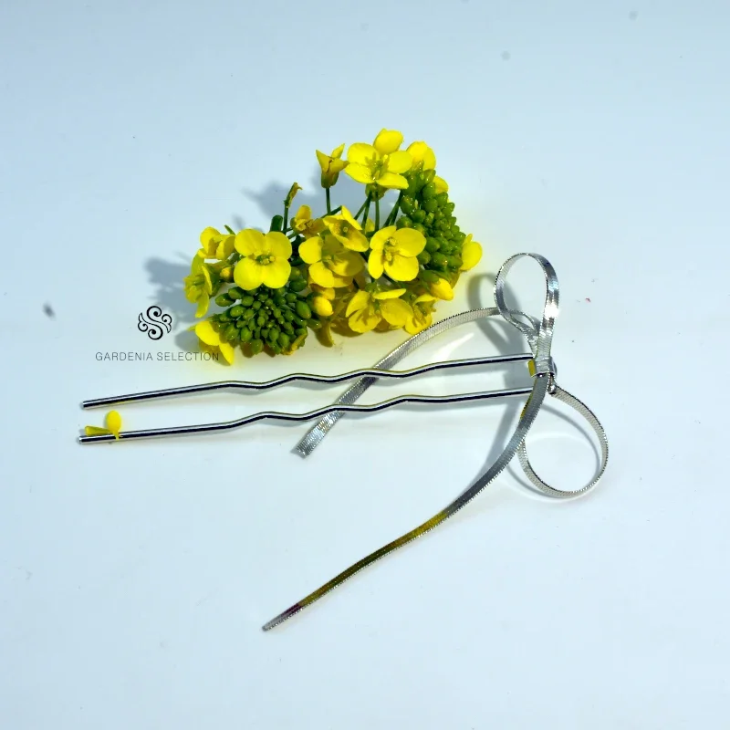 

The simple design of the metal butterfly hairpin is suitable for wearing in all seasons