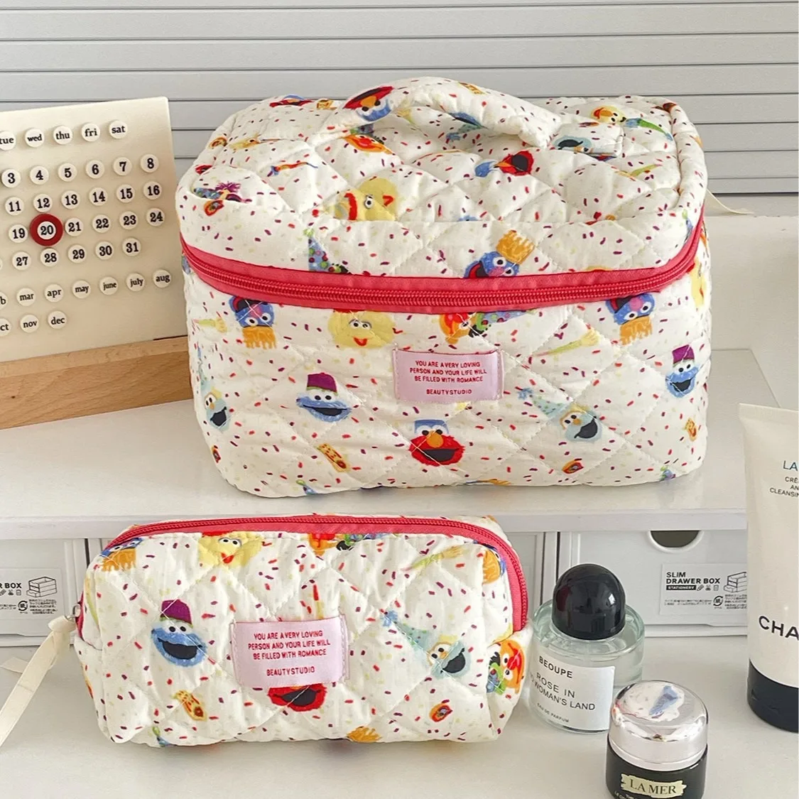 Kosmetiktasche mit Schleifenblumenmuster, große Kapazität, Toilettenartikel-Tasche im Hofstil, gesteppte Aufbewahrungstasche, tragbare weiche Handtasche – Detail 25