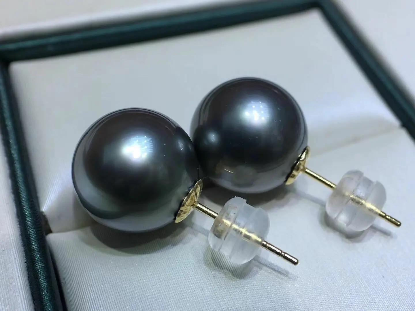 

Stunning 10-11mm Tahitian Round Black Green Pearl Earring 18k