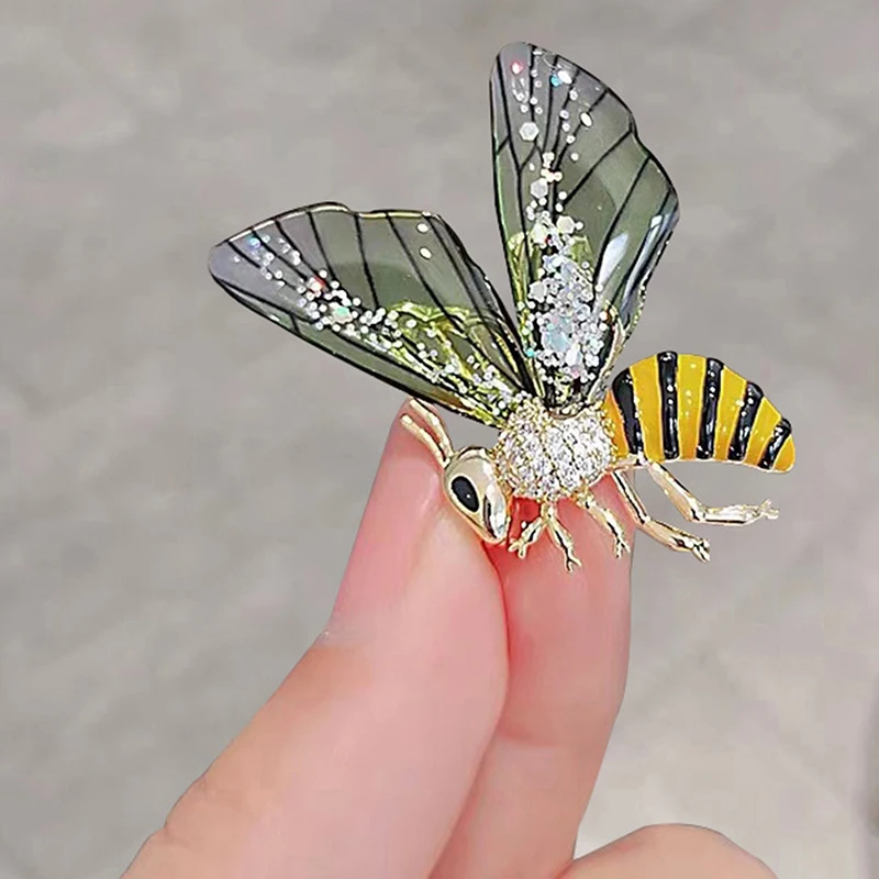 

1PC Fashion Flying Bee Brooches For Women Transparent Wings Coat Enamel Bee Insects Party Lapel Pin Accessories Jewelry Gift