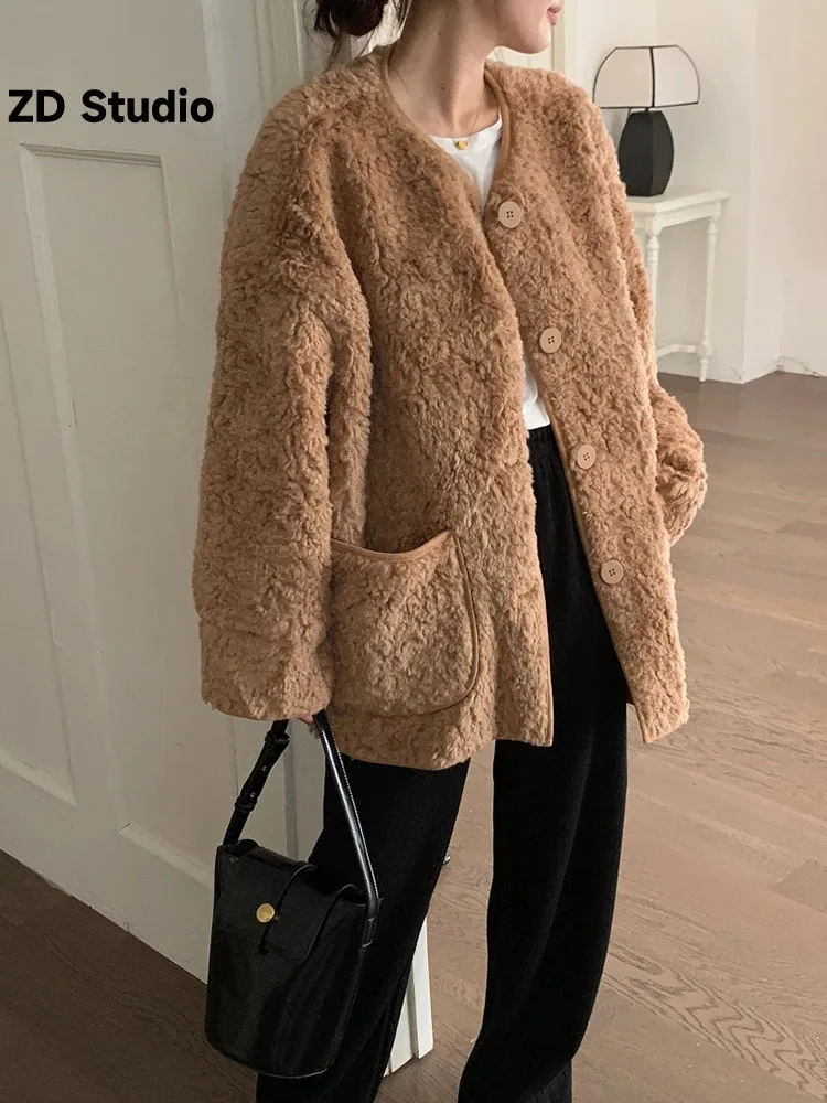 

[ZD Studio] 2024 Korean Edition Loose Solid Color Pocket Plush Lamb Fur Fur One Warm Lazy Outline Short Coat