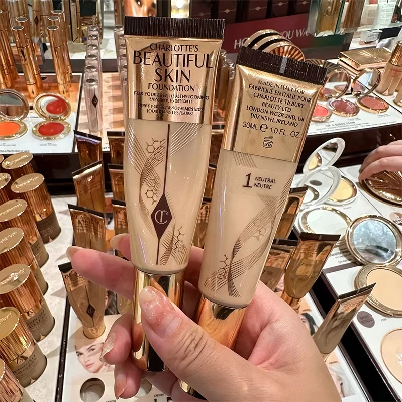 Fond de teint Charlotte Tilbury avec acide hyaluronique, couvrance moyenne, effet rosé, gloss à lèvres infusé au collagène, effet repulpant et brillant, maquillage avec boîte 1 Fond de teint Charlotte Tilbury avec acide hyaluronique, couvrance moyenne, effet rosé, gloss à lèvres infusé au collagène, effet repulpant et brillant, maquillage avec boîte 1