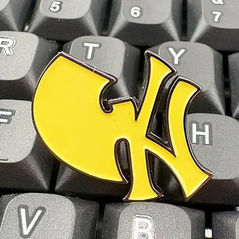 Amerikanische Hip-Hop-Band Rap und Baseball Team Logo Mashup Emaille Brosche East Coast Musik Marke Anstecknadel Fans Geschenk Abzeichen Accessori