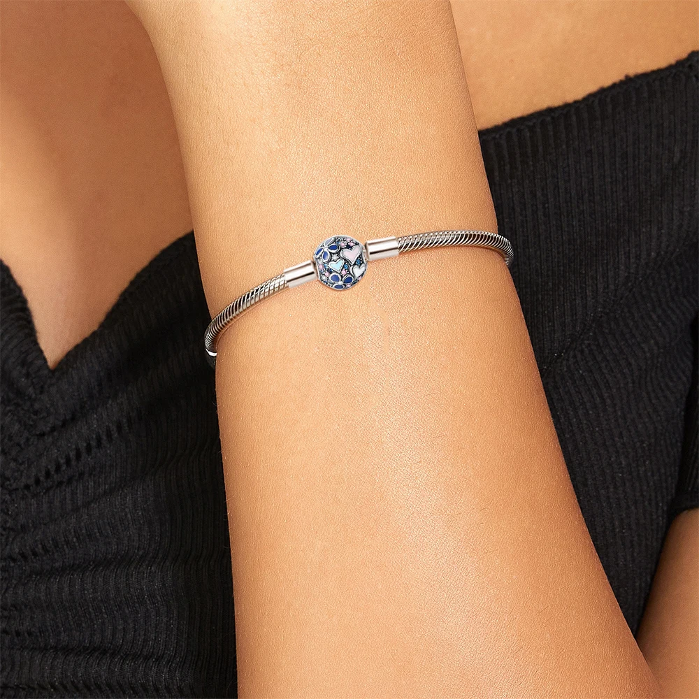 Heart charm detail