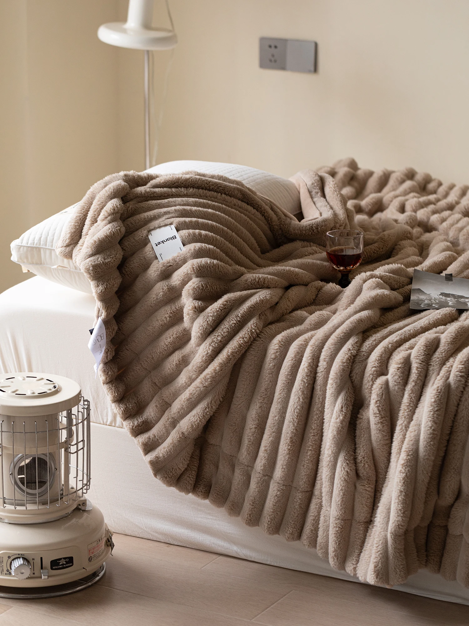 ���ΰ� ��Ÿ�� ��Ʈ�� �׸��� 3 ���� ��Ʈ������ ��ī�� ��� ������ �ܿ� ��Ʈ ������ �ܿ� ħ�� ���� ��� ��