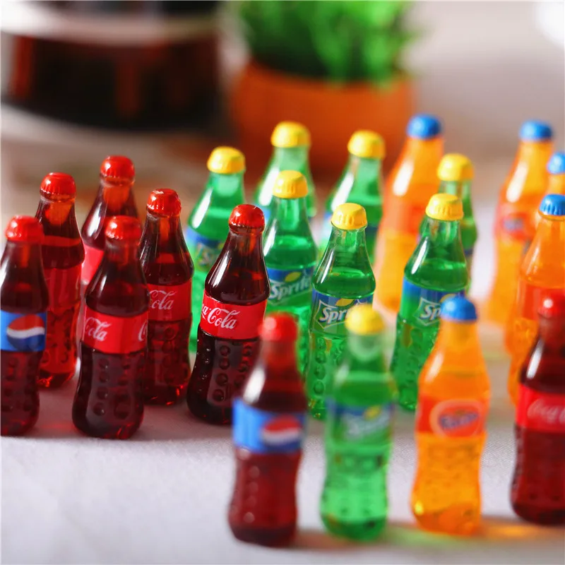 Faire des bouteilles de soda miniatures à l'aide de colle chaude 