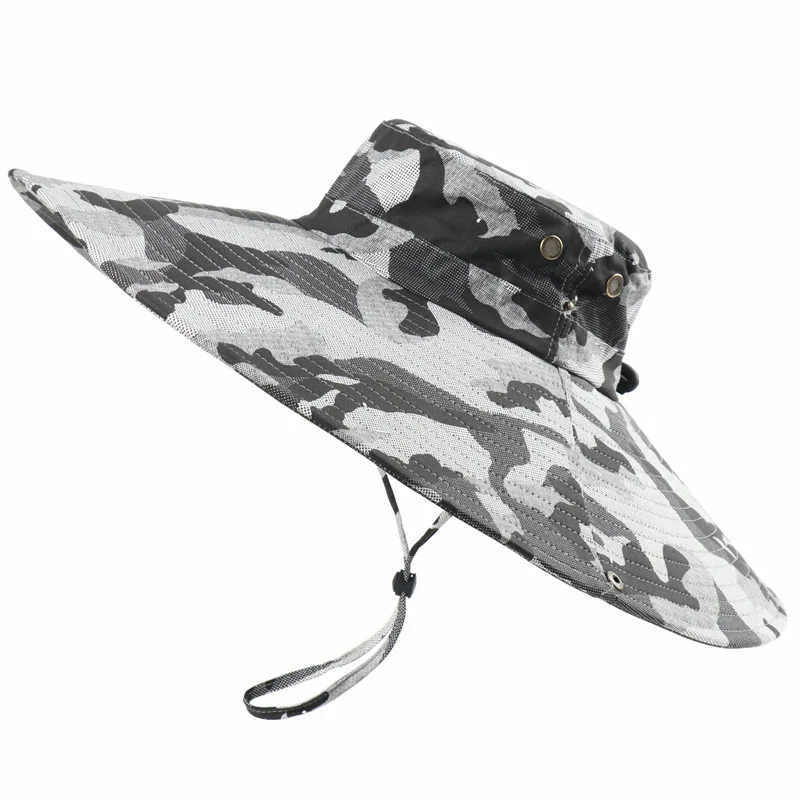 Chapeau bob camouflage blanc, gris, noir, très large bord, de profil avec cordon réglable sous le cou sur fond blanc