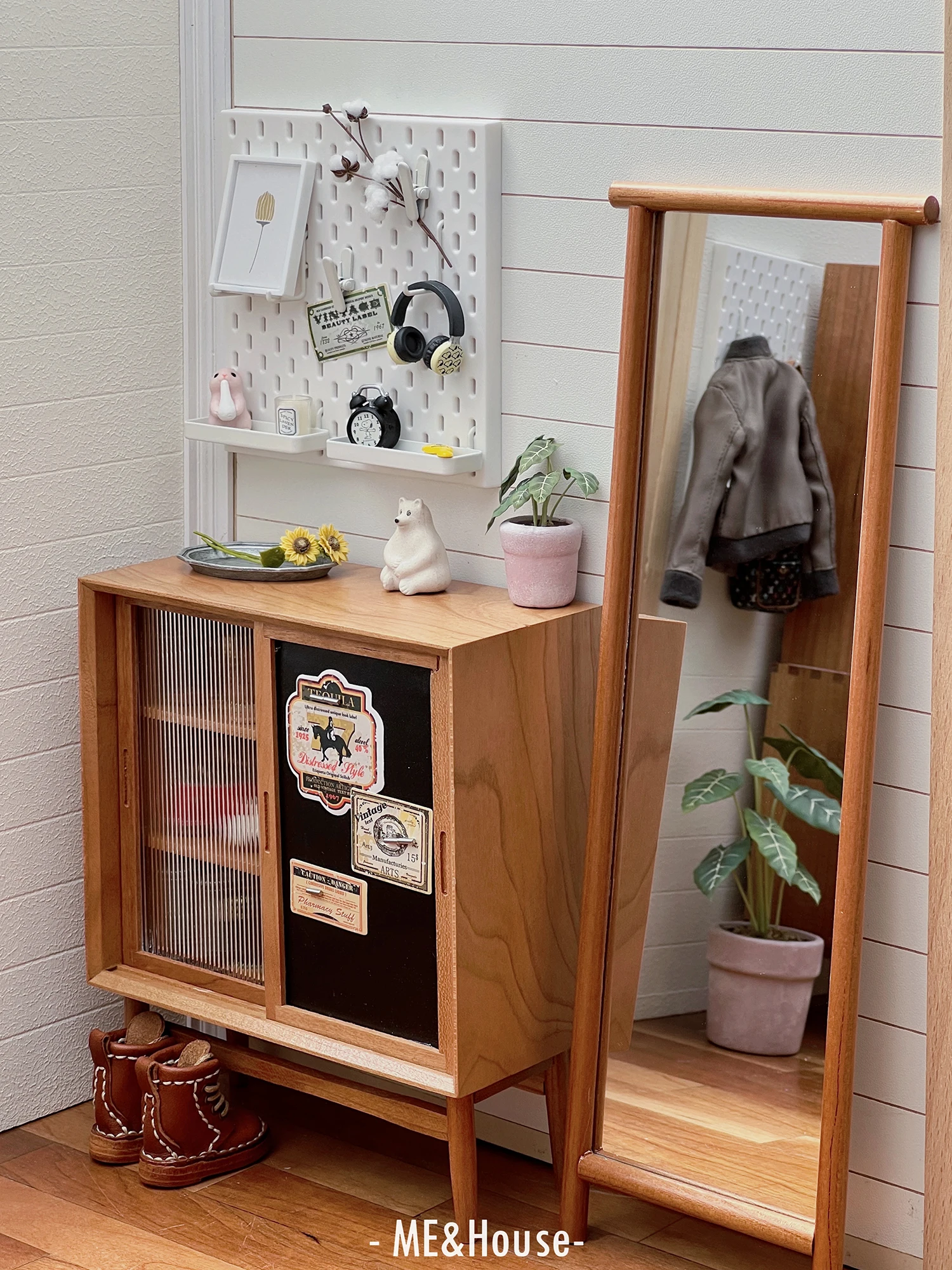 1/6 bjd ob11 miniature dollhouse furniture Mini model Red Cherry Wood Locker/Magnetic Blackboard Cabinet 4