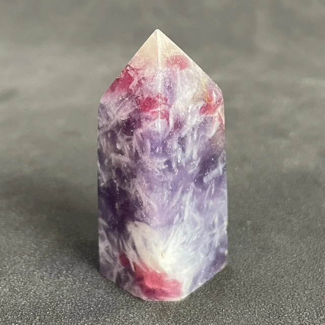 天然の紫色のスカポライトと緑のトルマリン