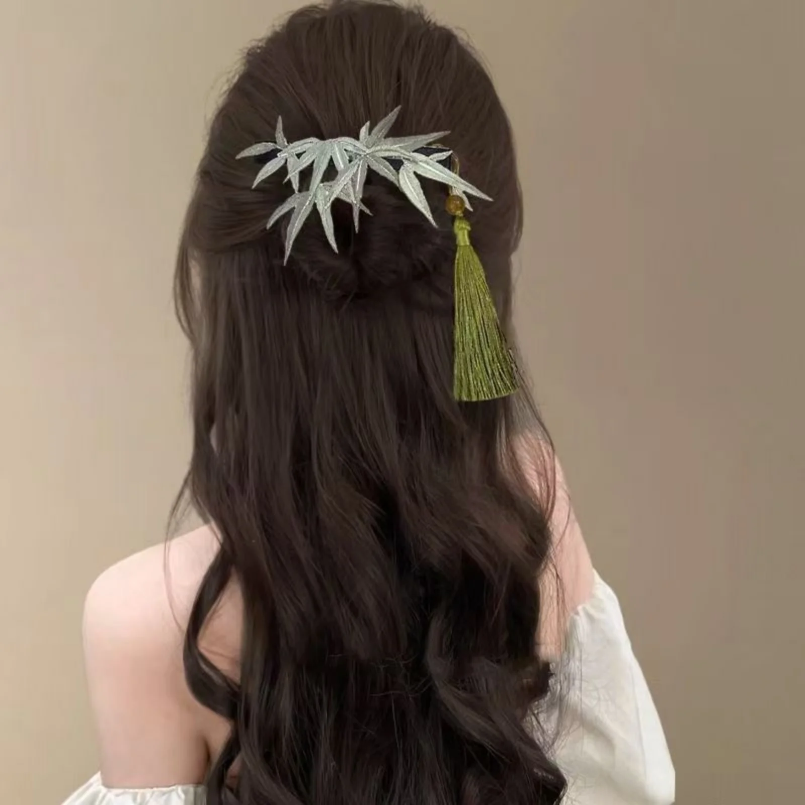 Chinese Style Bamboo Leaf Hair Clip with Tassel, Elegant Hair Accessory for Women, Retro Hairpin for Traditional and Daily Looks