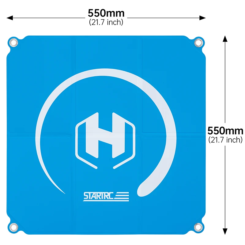 Tapis d'atterrissage pour drone 55x55 cm déployé sur herbe, drone Avata stationné, illustrant l'utilisation en extérieur.