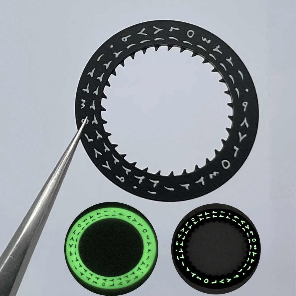 

Original NH35 movement Arabian green luminous black and white calendar disc 3.0/3.8 crown parts replacement