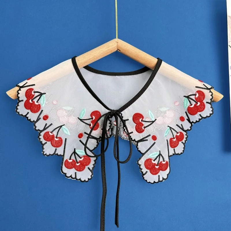 

Элегантное платье-рубашка с вишневым воротником и декоративным воротником-лепестком для девочек